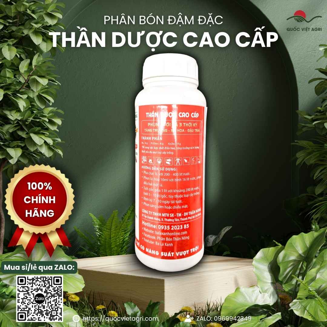 Mặt sau chai phân bón lá đậm đặc Thần Dược Cao Cấp 1 lít với phần thành phần và hướng dẫn sử dụng in trên nhãn đỏ.