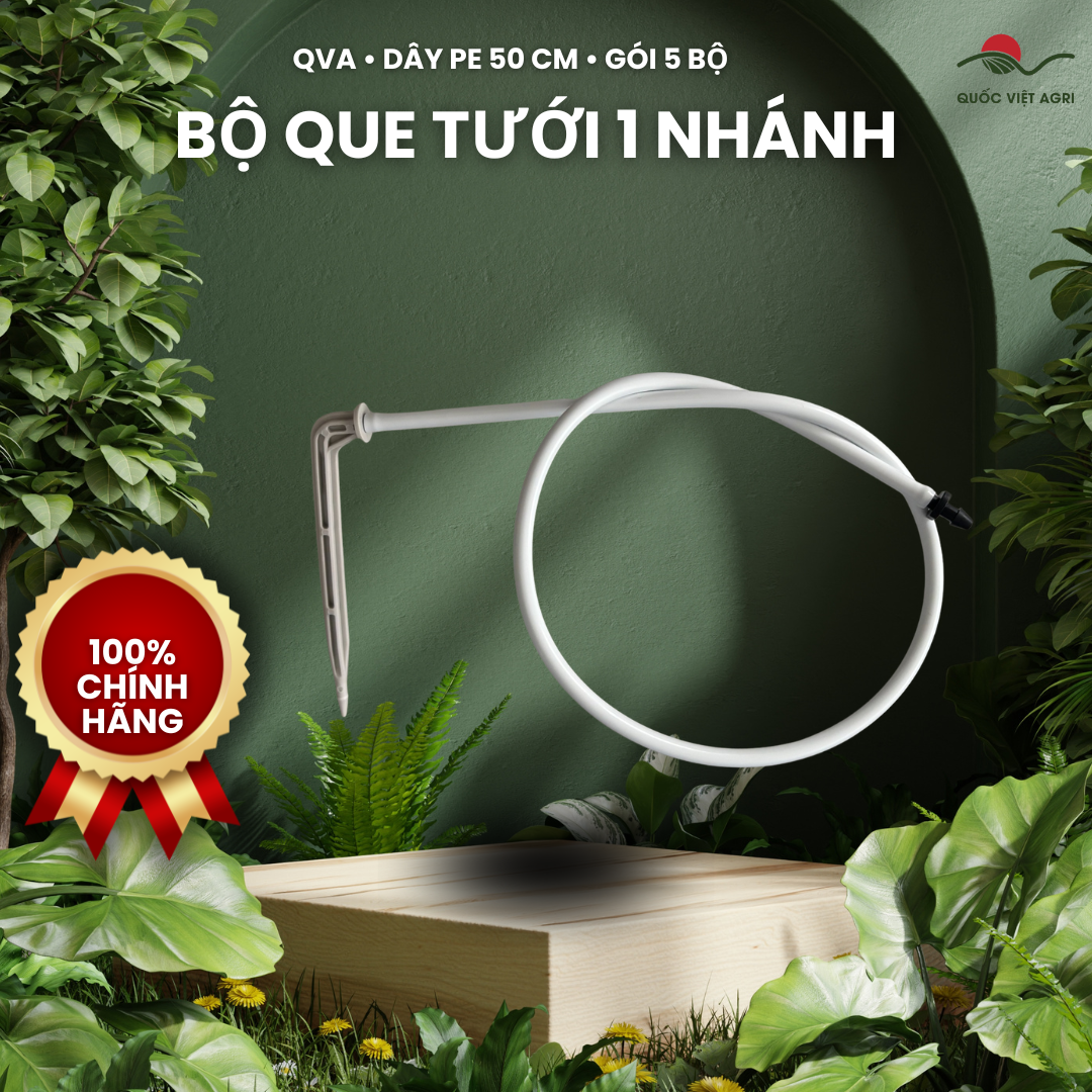 Ảnh thực tế bộ que tưới 1 nhánh QVA với dây PE 50 cm và đầu nối trực tiếp vào ống cấp; quy cách bán gói 5 bộ.
