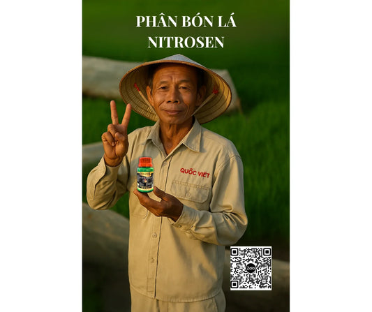 nông dân cầm chai thuốc nitrosen của quốc việt agri