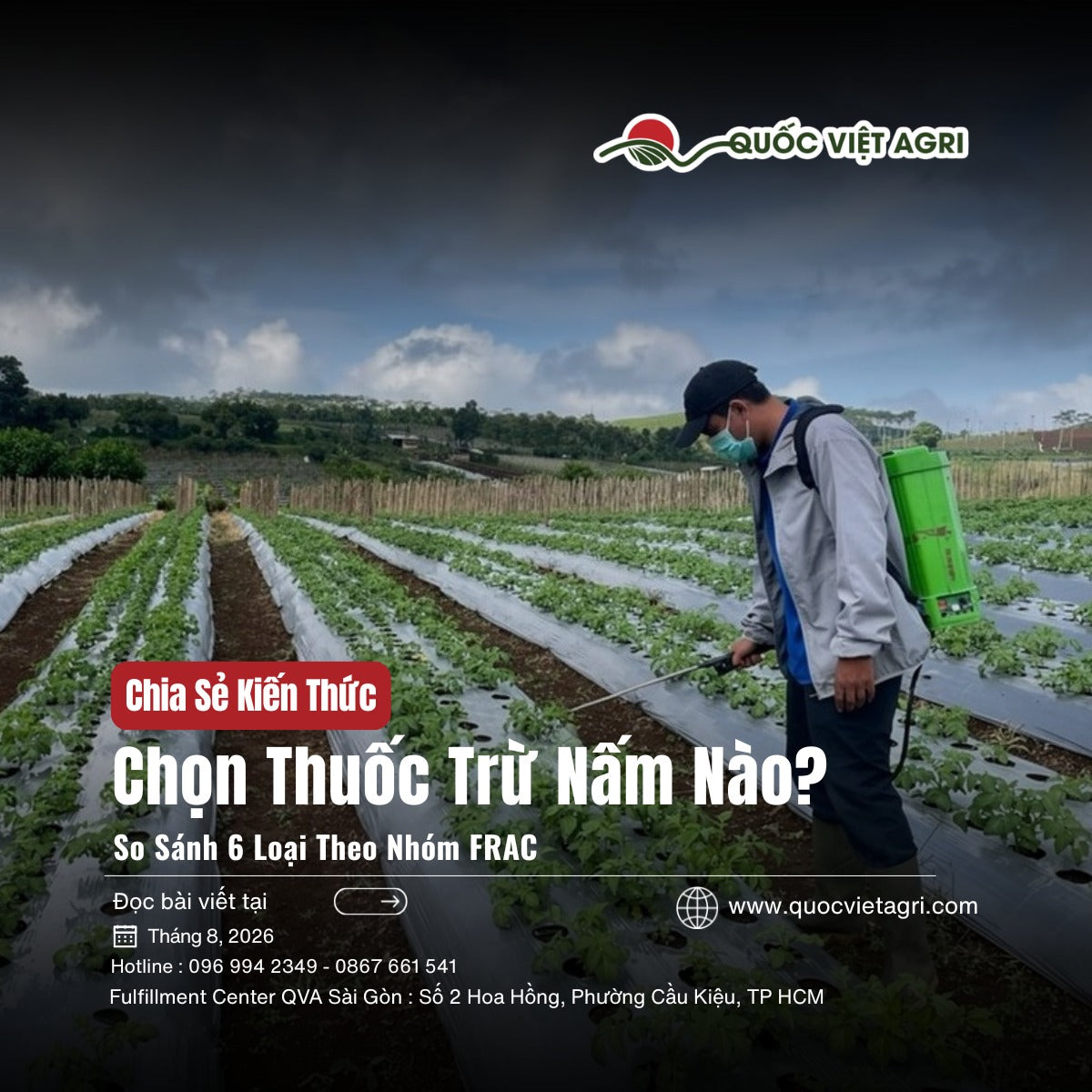 Nông dân đeo bình phun sau lưng đang phun thuốc trừ nấm trên luống rau phủ bạt ngoài trời — ảnh bìa bài so sánh thuốc trừ nấm theo nhóm FRAC.