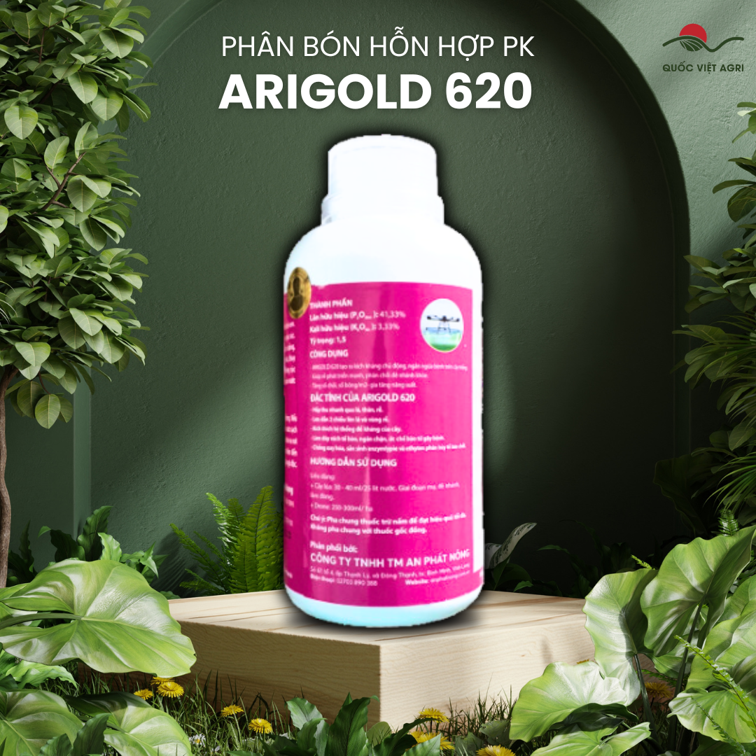 mat sau Chai phân bón PK Arigold 620 400ml trên nền vườn cây sầu riêng xanh tốt, thể hiện sự chuyên nghiệp và chất lượng Đức.
