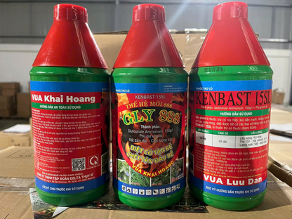 Chai thuốc trừ cỏ Vua Khai Hoang GLY 888 900 ml (Kenbast 15SL, glufosinate-ammonium 150 g/l): mặt an toàn, mặt trước và mặt hướng dẫn sử dụng trên cà phê