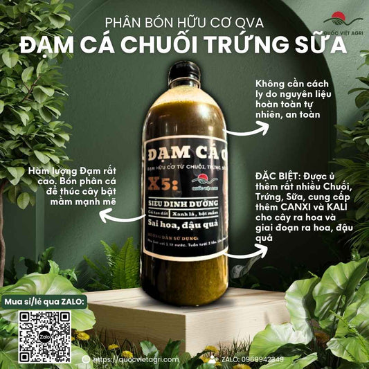 Mặt trước chai phân bón hữu cơ Đạm Cá Chuối Trứng Sữa 1 Lít, chuyên dùng để kích rễ, xanh lá, sản phẩm thủ công của Quốc Việt Agri.

