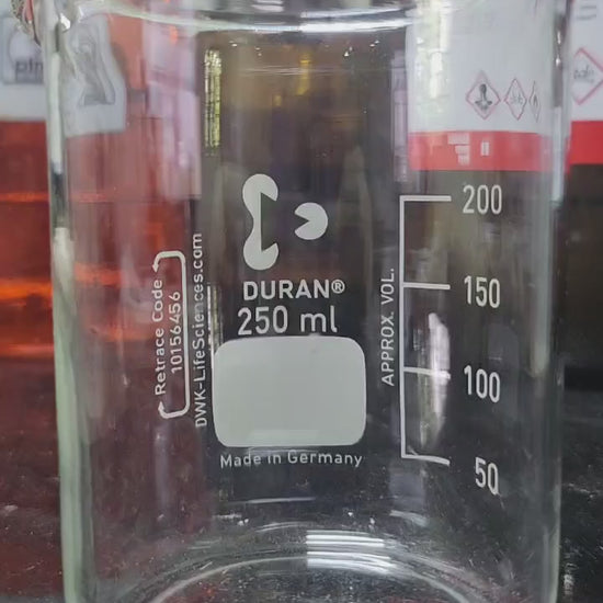 THIPRO 550EC Super Nova - rót dung dịch đậm đặc màu hồ phách vào cốc đong 250ml