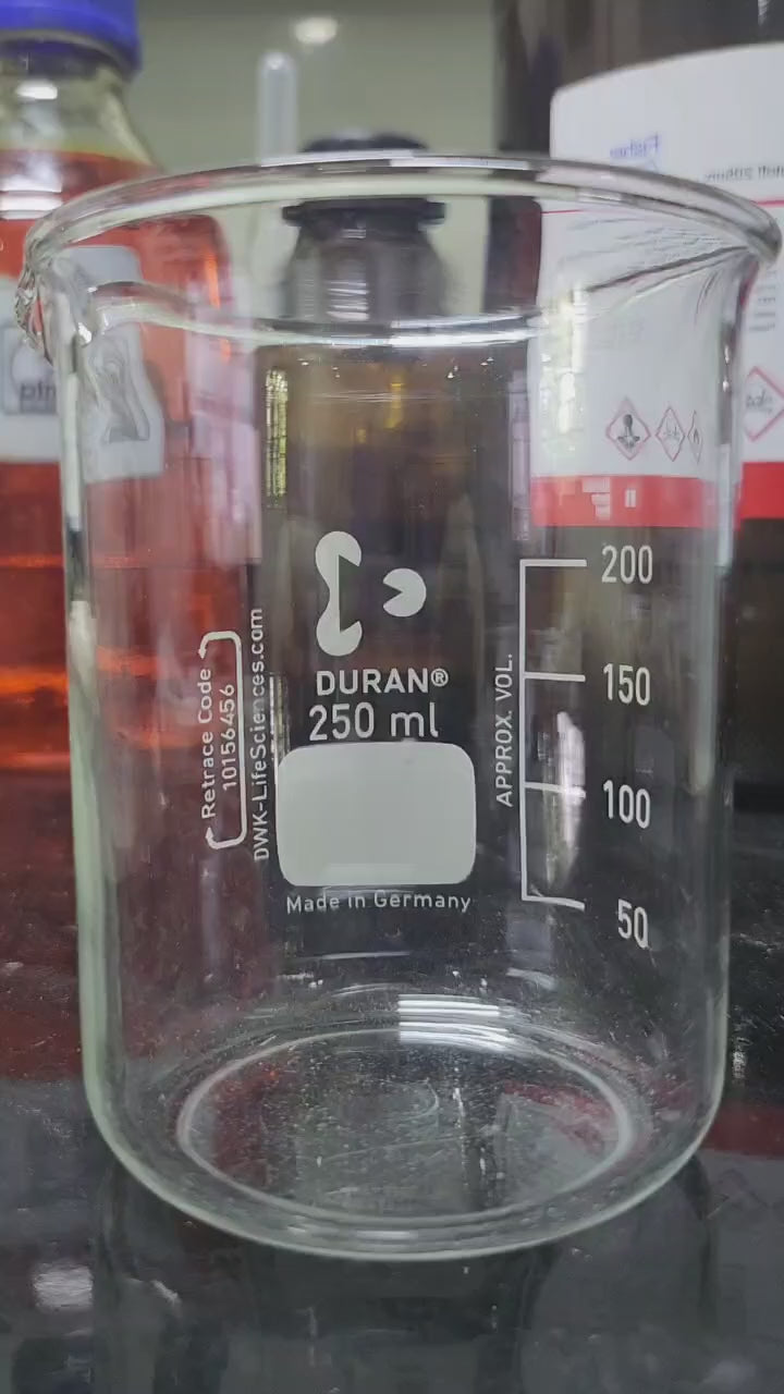 THIPRO 550EC Super Nova - rót dung dịch đậm đặc màu hồ phách vào cốc đong 250ml