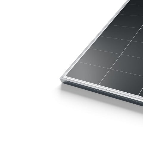 Hình ảnh cận cảnh công nghệ Back Contact (BC-Cell) cho thấy bề mặt tấm pin không có đường busbar, tối ưu hấp thụ ánh sáng.